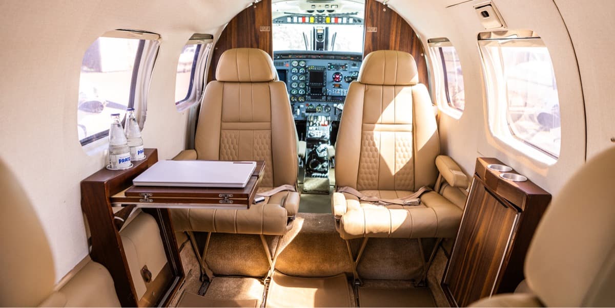 Cabine executiva de aeronave da Abelha Táxi Aéreo